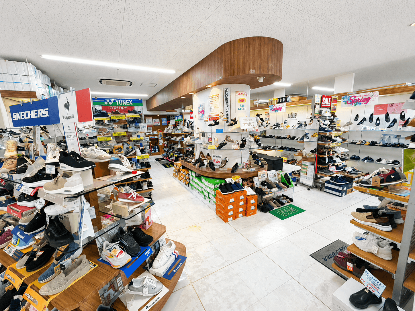 店内の靴売り場